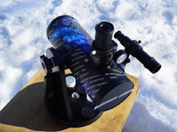 Основание монтировки играет роль предметного столика для дополнительных аксессуаров